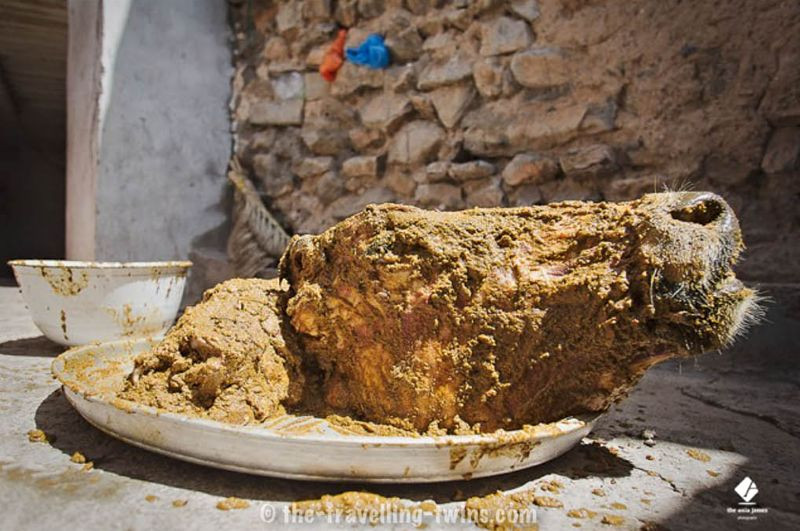 Khi chiếc đầu bò được mở ra, có thể thấy hộp sọ với lớp thịt mềm đang bong ra. Một cảnh tượng khá kinh dị nhưng hương vị rất tuyệt vời.