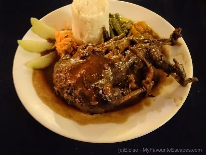 Trong khi nhiều nước e ngại việc ăn dơi là nguồn gốc gây bệnh nguy hiểm thì ở Vanuatu vẫn phổ biến món dơi quạ. Nhiều người cho rằng nó có vị giống thịt gà, đậm đà hơn.