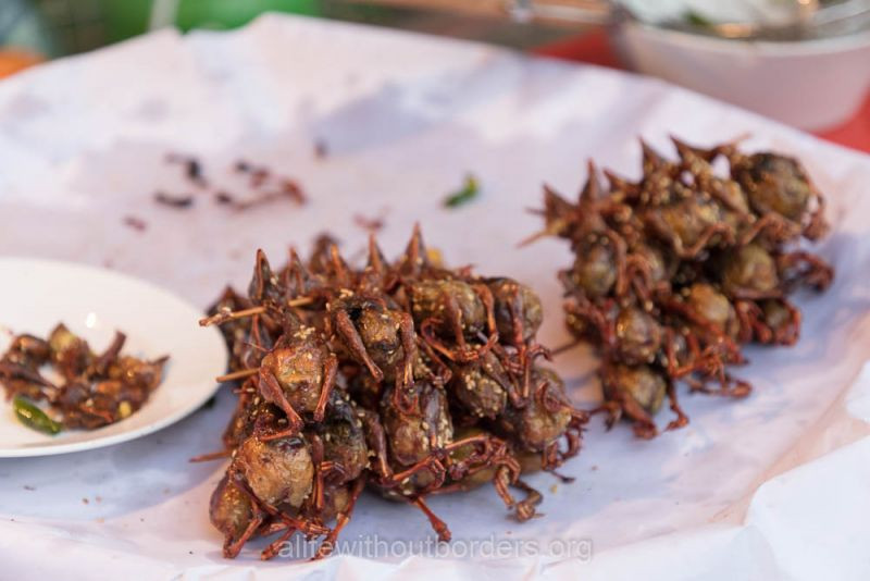 Én ngâm ở Lào, những con chim nhỏ được bẫy sau đó được đặt trong những chiếc chum khổng lồ để lên men. Chim sau đó được chiên và ăn nguyên con (trừ lông).