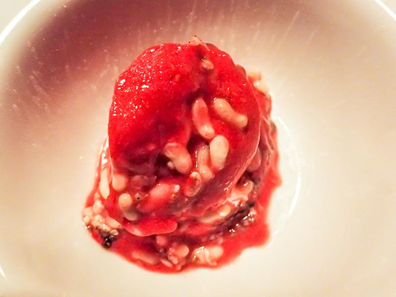  Món ăn kinh dị từ trứng kiến khổng lồ và quả mâm xôi ở Luang Prabang. Khi cắn vào chúng sẽ vỡ ra chất lỏng màu kem. Một trải nghiệm đặc biệt cho những người không yếu tim.