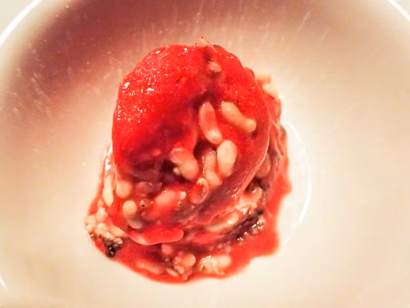  Món ăn kinh dị từ trứng kiến khổng lồ và quả mâm xôi ở Luang Prabang. Khi cắn vào chúng sẽ vỡ ra chất lỏng màu kem. Một trải nghiệm đặc biệt cho những người không yếu tim.