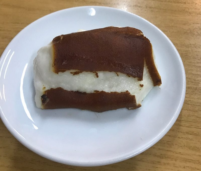 Món tráng miệng từ ức gà, Thổ Nhĩ Kỳ. Một loại bánh pudding cứng, màu trắng đục được làm từ sữa, ức gà xé nhỏ và gạo.