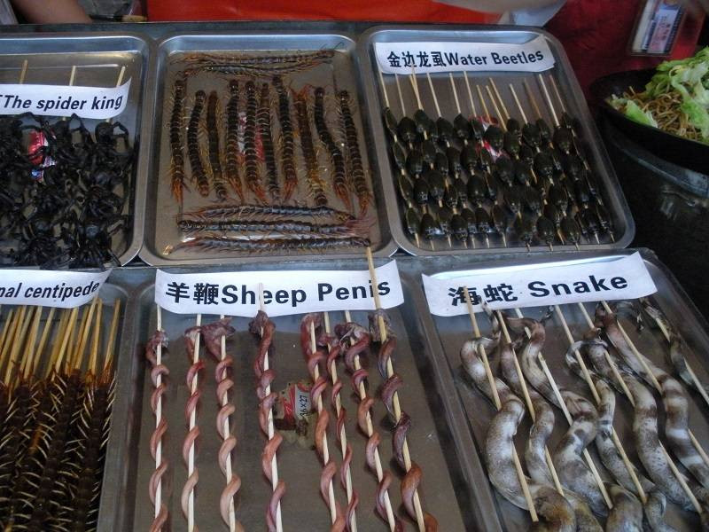 Món ăn đường phố kỳ lạ ở Trung Quốc, gồm cơ quan sinh dục của cừu chiên giòn, rết nướng, rắn, bọ cạp...