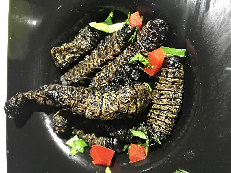 Sâu mopane Nam Phi, ai dũng cảm có thể ăn sống, đây là nguồn protein tuyệt vời. Chúng có vị mặn và giòn như nướng trên than hồng.