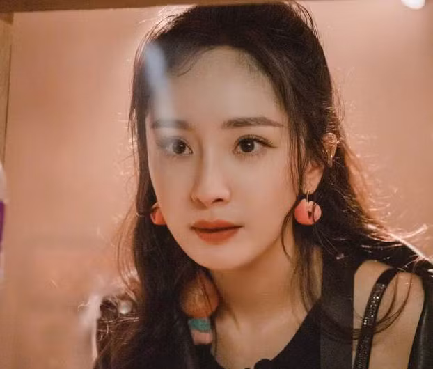 Ngoài đôi mắt to sáng, khuôn mặt nhỏ, một đôi tai trắng trẻo xinh xắn cũng là lợi thế của nữ diễn viên.