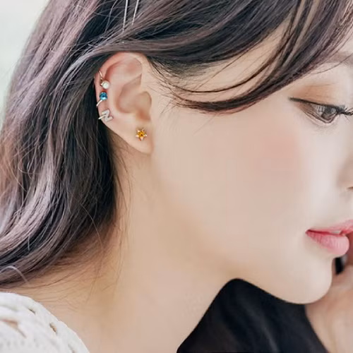 Cũng có thể dùng kẹp tai, cài trên vành tai, để tăng chú ý vào đôi tai. Rất thích hợp khi buộc tóc.