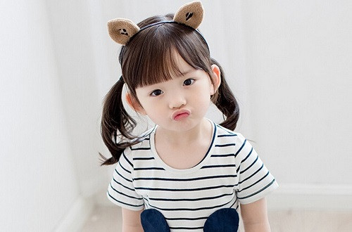 Lý do tại sao trẻ em trông ngây thơ cũng không thể tách rời khỏi đôi tai to của chúng. Tai không lớn theo tuổi tác, trong khi khuôn mặt dần to hơn, nên trông đôi tai như nhỏ đi theo năm tháng.