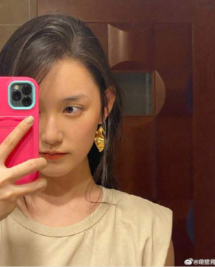 Để làm cho đôi tai thêm nổi bật, bạn cũng có thể sử dụng bông tai để tăng sự hiện diện của nó. Hoa tai to bản tạo hiệu ứng rất rõ rệt cho khuôn mặt, bạn có thể lựa chọn theo phong cách riêng của mình.