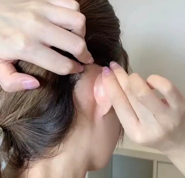 Khi dán, hãy bám vào gốc tai càng nhiều càng tốt, Đặt phần lót dày ở bên trong và phần mỏng phía ngoài. Do miếng dán ngực có màu gần giống da nên trông không hề lộ.