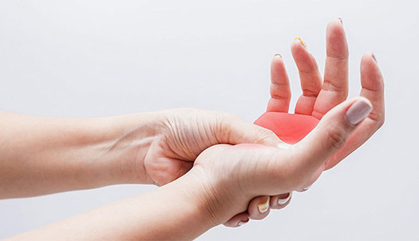 Da phồng, mọc mụn. Nếu thấy da trên cơ thể, đặc biệt là vùng da cánh tay phồng nhẹ, không đau, giống như những vết sưng nhỏ thì đó rất có thể là dấu hiệu chứng tỏ phổi tổn thương.