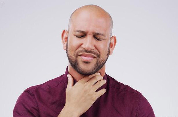 Khối phồng trên cổ. Nếu thấy cổ xuất hiện khối sưng phồng, bạn cần hết sức chú ý. Đây là một trong những hậu quả khi hút thuốc lá lâu ngày. Các chất độc hại trong thuốc gây kích thích vùng này.