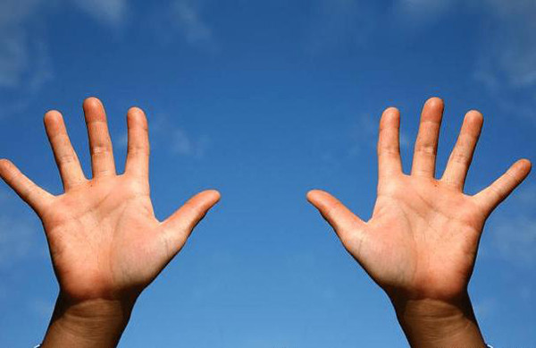 Phù nề ở đầu ngón tay. Hiện tượng đầu ngón tay trở nên dày, sưng phù cũng hay gặp ở những người hút thuốc lá lâu năm. Bên cạnh tình trạng sưng phù, ngón tay của họ còn có thể bị ố vàng.