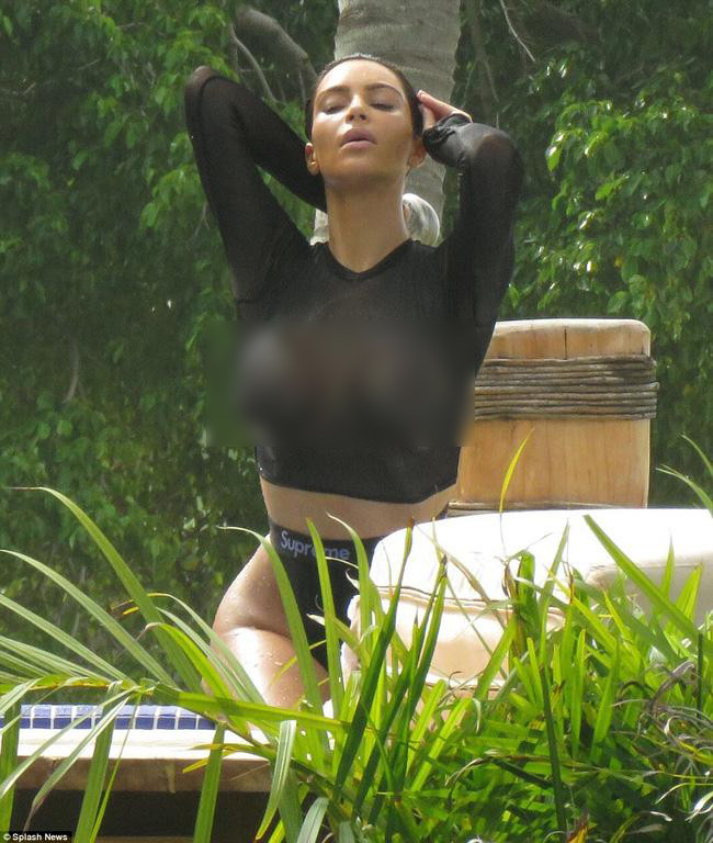 Những chiếc áo ôm sát và không nội y bên trong khiến vòng 1 của cô nàng hiển hiện rõ ràng.