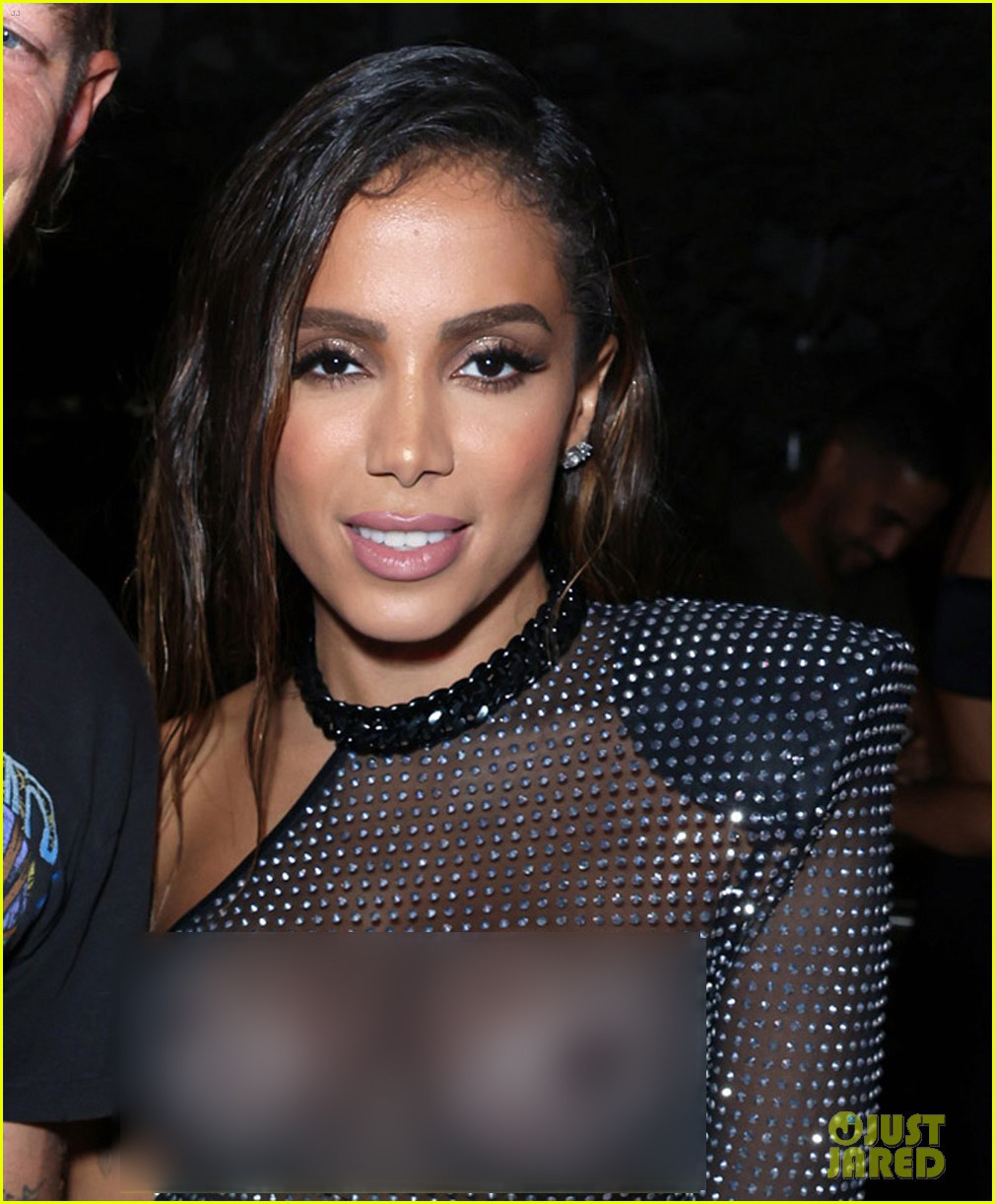 Nói không với nội y, cô ca sĩ kiêm nhạc sĩ, MC lộ nguyên đôi gò bồng đào căng tròn như hai quả bóng và cả phần đầu ngực.