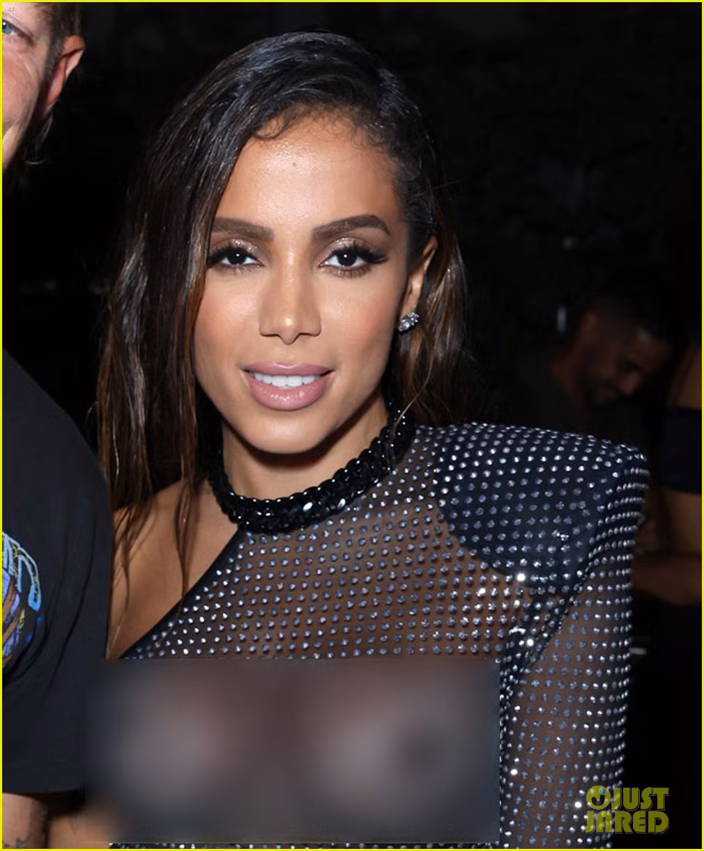 Nói không với nội y, cô ca sĩ kiêm nhạc sĩ, MC lộ nguyên đôi gò bồng đào căng tròn như hai quả bóng và cả phần đầu ngực.