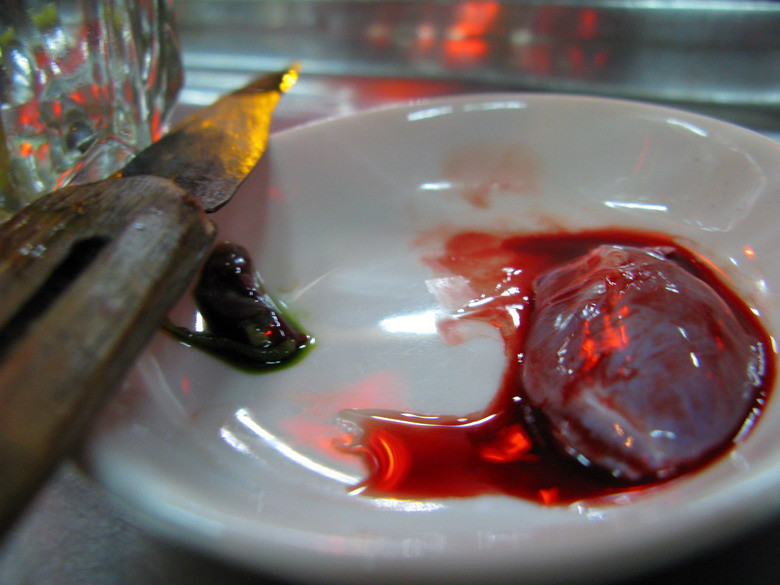 Rượu tim rắn là đặc sản ở làng rắn Lệ Mật. Chỉ có một người đặc biệt nhất sẽ được uống món thần dược từ rượu đỏ vì máu rắn với trái tim rắn vẫn đập bên trong.