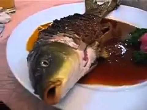 Cũng giống như món ếch sống, cá sống sẽ được tẩm ướt, mổ ruột trong khi vẫn còn sống.