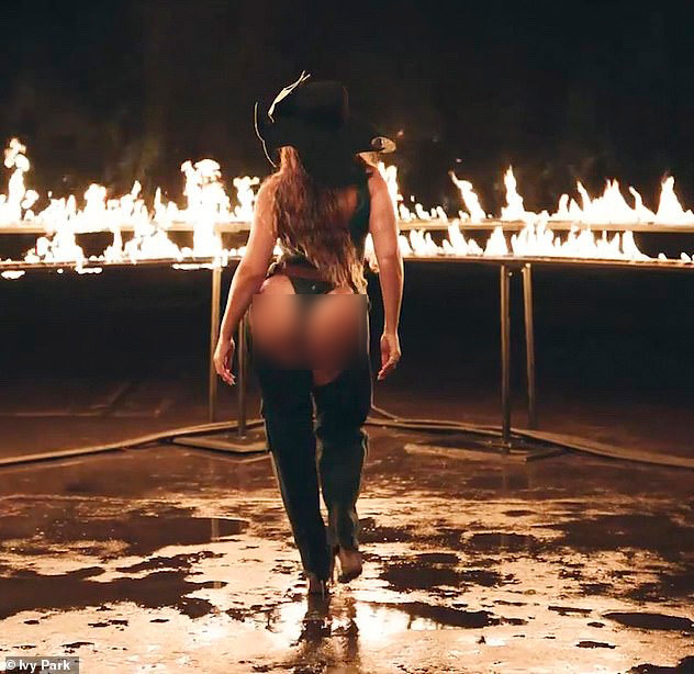 Nữ ca sĩ vẫn giữ được thân hình thon gọn với những đường cong bốc lửa.