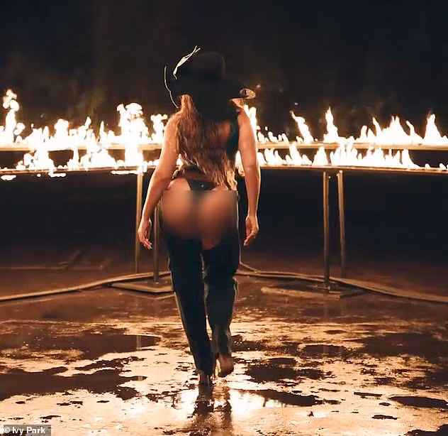 Nữ ca sĩ vẫn giữ được thân hình thon gọn với những đường cong bốc lửa.