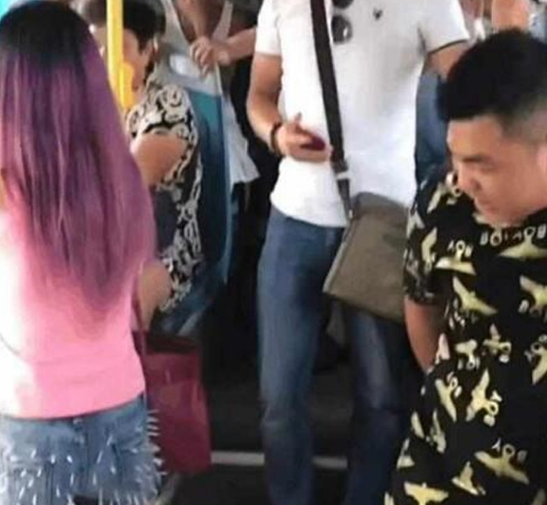 Hóa ra chiếc váy của cô gái ngắn và gợi cảm nhưng gắn đầy gai nhọn, ai vô tình chạm phải sẽ bị đau, khó chịu ít nhiều.