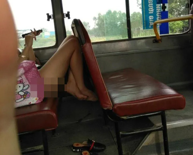 Không ít cô gái ăn mặc táo bạo và có tư thế phản cảm nơi công cộng.