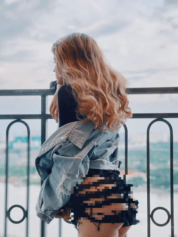 Trong hình, người mẫu Andrea Aybar sexy đến ngộp thở vì mẫu quần hotpants kiệm vải, lại được xẻ toang đúng chỗ hiểm.