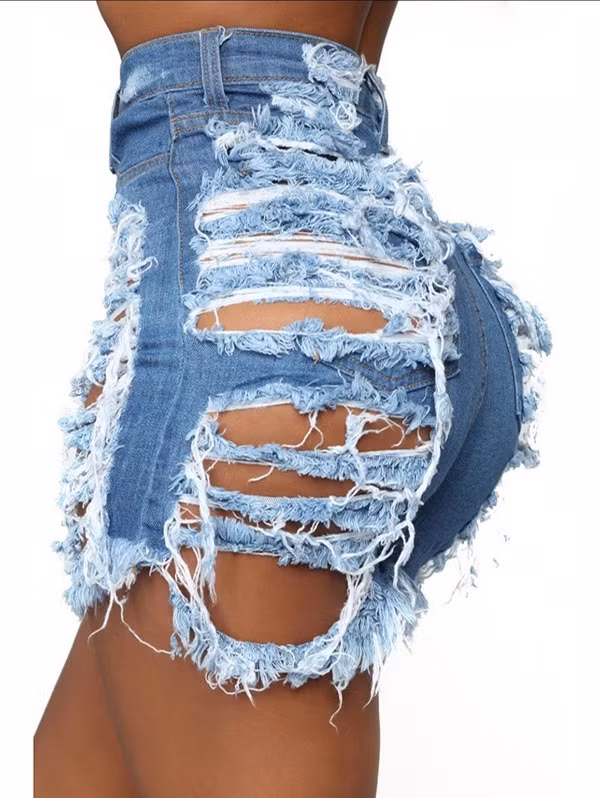 Có thể nói, quần hotpants được yêu thích song những mẫu thiết kế với những đường cut – out ở vị trí nhạy cảm không phải lúc nào cũng dễ phối đồ.