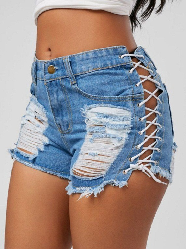 Hotpants còn là mẫu quần được rất nhiều chị em ưu ái vì khả năng hack dáng đỉnh cao. Chỉ cần khéo léo mix&amp;match, chiều cao của bạn gái sẽ được cải thiện đáng kể.