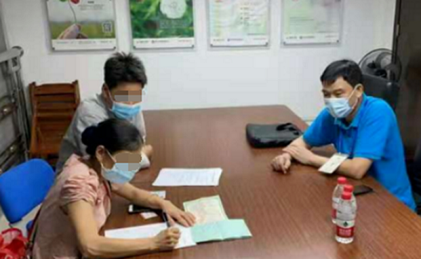 Thấy con gái khó chịu, cô Chu mẹ Kỳ Kỳ đưa con gái đến Khoa Răng hàm mặt, Bệnh viện Nhân dân số 2 Nam Ninh để điều trị. Tại đây, bác sĩ khuyên nên tiến hành nhổ răng và mẹ cháu ký giấy đồng ý.