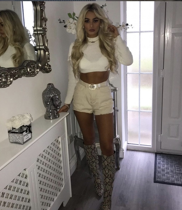 Bộ trang phục nhã nhặn của ngôi sao chương trình Love Island gợi cảm nhưng không quá hở hang.