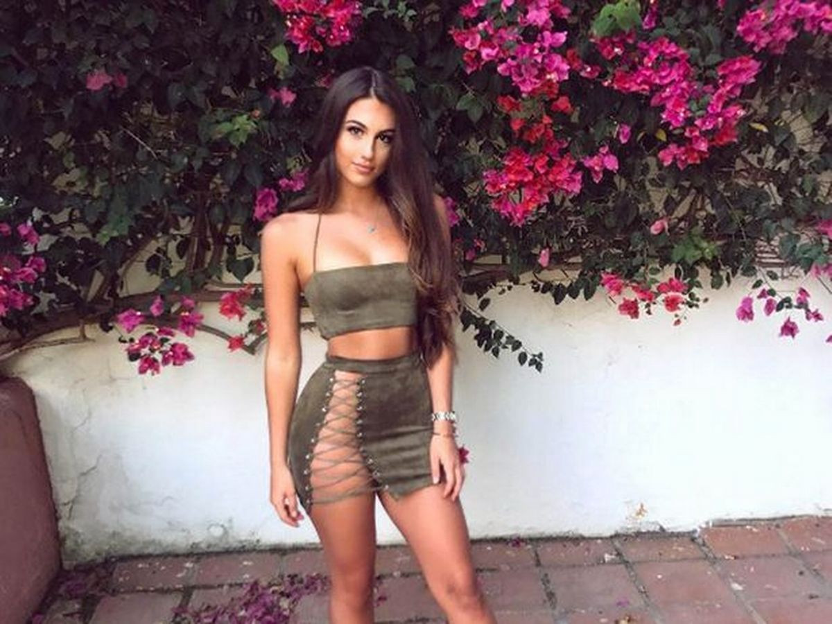 Phần váy dạng sợi dây đan khoe quá nhiều da thịt đến phản cảm của Lillie Haynes hiện đang được nhiều sao yêu thích.