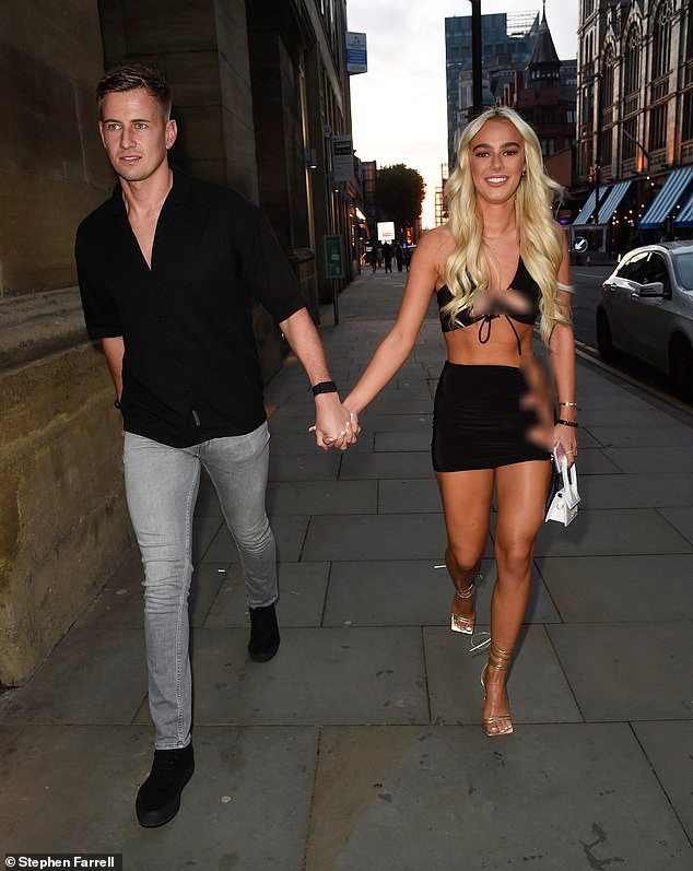 Xuất hiện trong một sự kiện tại Manchester, Anh, người đẹp 22 tuổi khoe vẻ đẹp gợi cảm khi nắm tay ngôi sao cũ của chương trình - Jack Barlow.