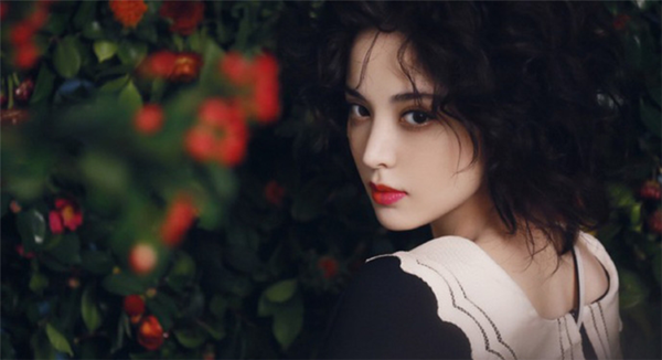 Đặc biệt, ngực là nơi nhạy cảm nhất nhì trên cơ thể phụ nữ. Biết được điều này, nam giới luôn đề cao vòng 1 của chị em. Một “núi đôi” săn chắc, gợi cảm sẽ giúp cuộc vui hoàn hảo hơn.