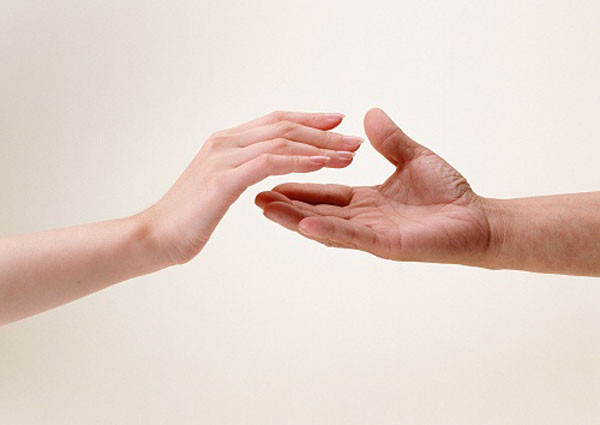 Bàn tay. Nếu như vòng eo mang lại cho nam giới cảm giác chiếm hữu thì nắm tay lại mang đến sự kết nối giữa hai trái tim. Quả thật, bàn tay là nơi mang lại cảm giác ấm áp, thấu hiểu cho anh ấy mà không cần tới lời nói.