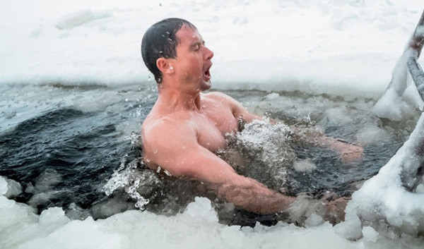 Trường hợp tắm nước lạnh, nhiệt độ thấp sẽ gây co mạch máu đột ngột, gây choáng, nặng hơn có thể dẫn đến tai biến do vỡ mạch máu.