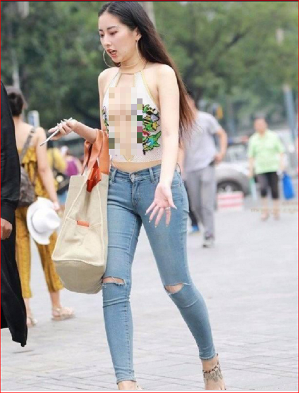 Thậm chí, có những thiết kế còn gây khó hiểu, mặc như không để lộ gần hết cơ thể.