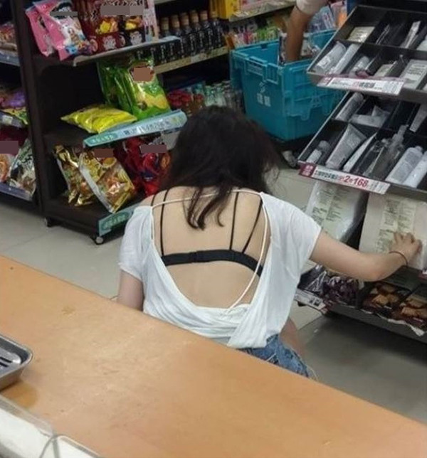 Có thể nói, thời trang ngày càng cởi mở, lựa chọn trang phục để thể hiện cá tính, phô diễn lợi thế hình thể không mới. Vậy nhưng, không nên lạm dụng những bộ đồ hở toang, khoe thân một cách lộ liễu.