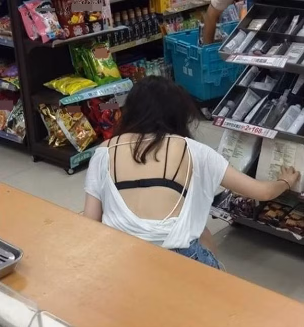 Có thể nói, thời trang ngày càng cởi mở, lựa chọn trang phục để thể hiện cá tính, phô diễn lợi thế hình thể không mới. Vậy nhưng, không nên lạm dụng những bộ đồ hở toang, khoe thân một cách lộ liễu.