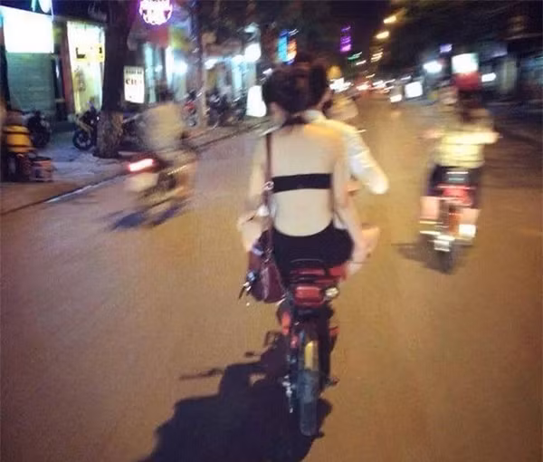 Hình ảnh cô gái trẻ ăn mặc hở hang, sexy đến mức phản cảm không hiếm gặp trên phố. Dù chỉ chụp sau lưng song với kiểu áo quây ngắn chưa tày gang kia thì cô nàng gần như hở toàn bộ thân trên giữa đường.