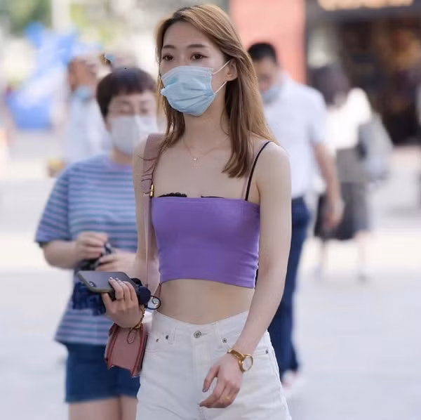 Hầu hết mọi người đều cho rằng việc để lộ nội y, đặc biệt là nội y khác màu với áo ngoài khiến tổng thể thiếu thanh lịch.