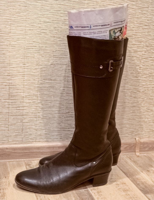 Dùng báo để mở rộng diện tích ống chân. Đôi khi, đôi bốt mới khiến bạn cảm thấy chật. Thay vì loại bỏ, bạn hãy thử dùng báo gấp lại thành cuộn dày, lấp đầy diện tích bên trong. Sau một thời gian, kích cỡ đôi giày cải thiện một phần.