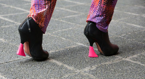 Bảo vệ gót giày tăng độ thoải mái. Sẽ rất khó chịu khi đang đi thì gót giày mắc kẹt trên mặt đất. May mắn thay, chúng ta có thể giảm thiểu tình huống oái oăm này bọc gót chất liệu polyvinyl clorua.