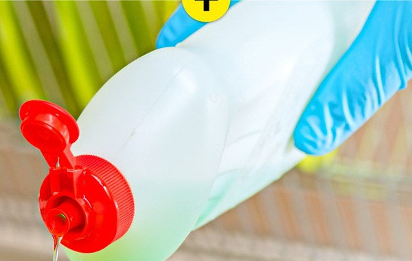 Thay vì dùng bột giặt, bạn hãy lấy vài giọt nước rửa chén rồi chà theo chuyển động tròn. Tiếp đó, lau sạch giày dép bằng khăn ẩm, thấm khô. Tuyệt đối tránh ánh nắng trực tiếp cũng như các nguồn nhiệt mạnh khác.