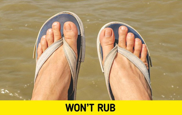 Để giảm thiểu vết phồng rộp, cảm giác đau đớn, bạn nên tận dụng lớp vải mềm để quấn quanh quai và phần xỏ ngón. Điều lưu ý là, bạn không nên dùng tông quấn vải trong những môi trường liên tục tiếp xúc với nước. Nó sẽ làm tổn thương vùng da nhạy cảm.