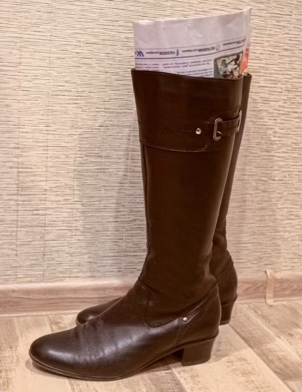 Dùng báo để mở rộng diện tích ống chân. Đôi khi, đôi bốt mới khiến bạn cảm thấy chật. Thay vì loại bỏ, bạn hãy thử dùng báo gấp lại thành cuộn dày, lấp đầy diện tích bên trong. Sau một thời gian, kích cỡ đôi giày cải thiện một phần.