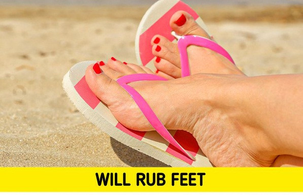 Quấn vải vào tông. Tông là phụ kiện được lựa chọn nhiều mùa hè. Dù vậy, nhược điểm của tông là dây cao su có thể cọ xát da xung quanh ngón chân.