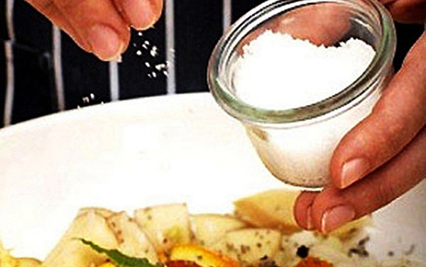 Được biết, muối chủ yếu bài tiết qua thận. Lượng muối quá lớn sẽ làm tăng gánh nặng cho thận. Bên cạnh đó, tiêu thụ lượng muối lớn còn làm tăng huyết áp, hại gan. Để tốt cho cơ thể, người lớn chỉ nên ăn không quá 6g muối trong khi trẻ em nên giới hạn dưới 3g muối mỗi ngày.