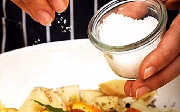 Được biết, muối chủ yếu bài tiết qua thận. Lượng muối quá lớn sẽ làm tăng gánh nặng cho thận. Bên cạnh đó, tiêu thụ lượng muối lớn còn làm tăng huyết áp, hại gan. Để tốt cho cơ thể, người lớn chỉ nên ăn không quá 6g muối trong khi trẻ em nên giới hạn dưới 3g muối mỗi ngày.