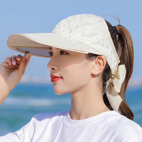 Mũ lưỡi trai. Mũ lưỡi trai là phụ kiện được cả nam lẫn nữ giới yêu thích. Vậy nhưng, mũ lưỡi trai lại không được khuyến khích dùng bởi nó không thể bảo vệ bạn trước ánh nắng mặt trời. Chiếc mũ khó có thể che kín tai, cổ, gáy khiến chúng dễ bị cháy nắng.