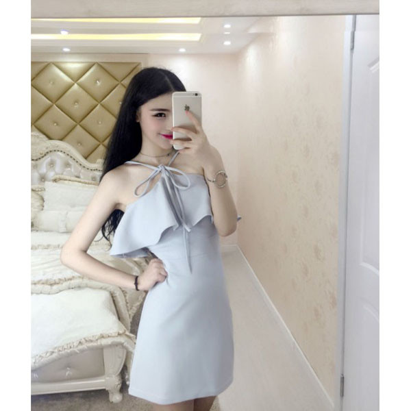 Một chiếc áo phông sẽ giúp bạn phân bổ đều trọng lượng qua vai. Trong khi đó, áo váy buộc dây sẽ khiến toàn bộ trọng lực dồn lên cổ. Kết quả là chị em phải duy trì tư thế không thoải mái, có xu hướng nghiêng về phía trước và chúi xuống.